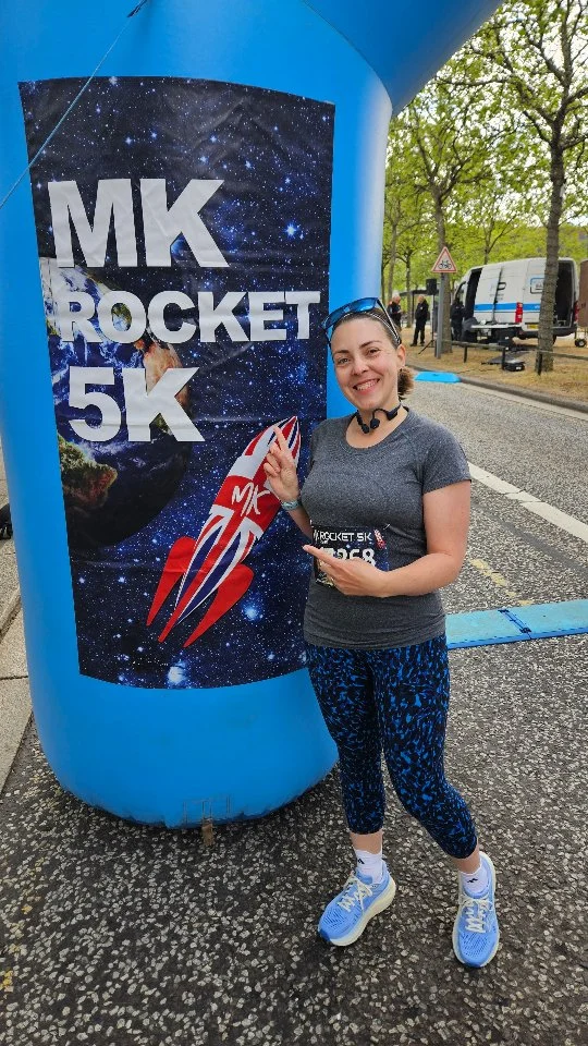 [ROCKET] A speedy 5k through Milton Keynes this morning at the MK Rocket 5k, part of the @mkmarathon weekend. 

I did this race back in 2019 with @little_legs_big_adventures and E, so it was fun to be back running it, with James and Arthur cheering this time! 🚀🏃🏽‍♀️

It's a closed-road course, with a gradual decline from the start to the finish line at the MK Stadium - probably the only time I've managed a negative split in a race, and a perfect new PB of 34:18! That will be one to try and beat next year 😆🏅
.
.
.
#mkmarathonweekend #mkrocket5k #5krace #ukrunchat #miltonkeynesrunning #mkrunning #motherhoodjourney #postpartumrunning #postpartumfitness #movingthroughmotherhood #thismumruns #sheruns #sweatybettyxsaucony